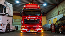 20250330-Tom-Holding-00139 20250330-Tom-Holding-00139